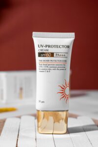 High-protection sunscreen with SPF 60 PA+++ for sensitive skin enriched with vitamins C & E.